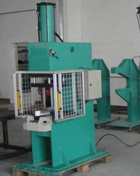 汽車行業(yè)如何運用鉚接機(jī)提高組件質(zhì)量和生產(chǎn)效率？